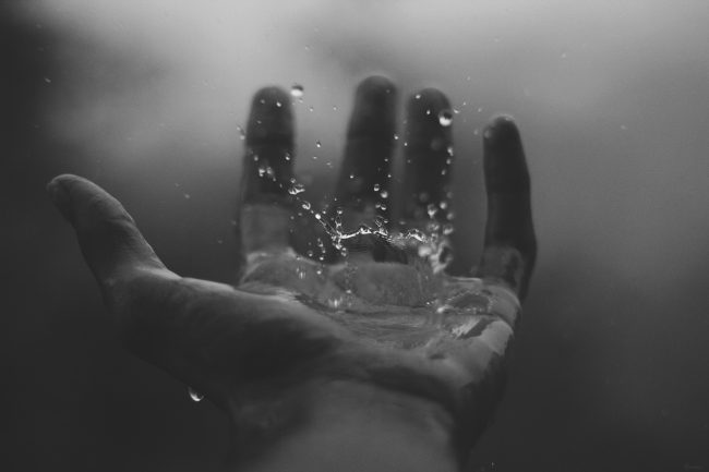 Gefühlvolles Bild mit Hand im Regen