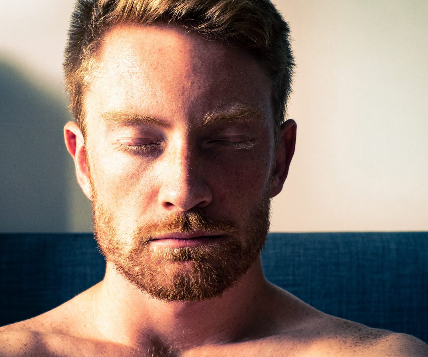 Man meditiert mit geschlossenen Augen